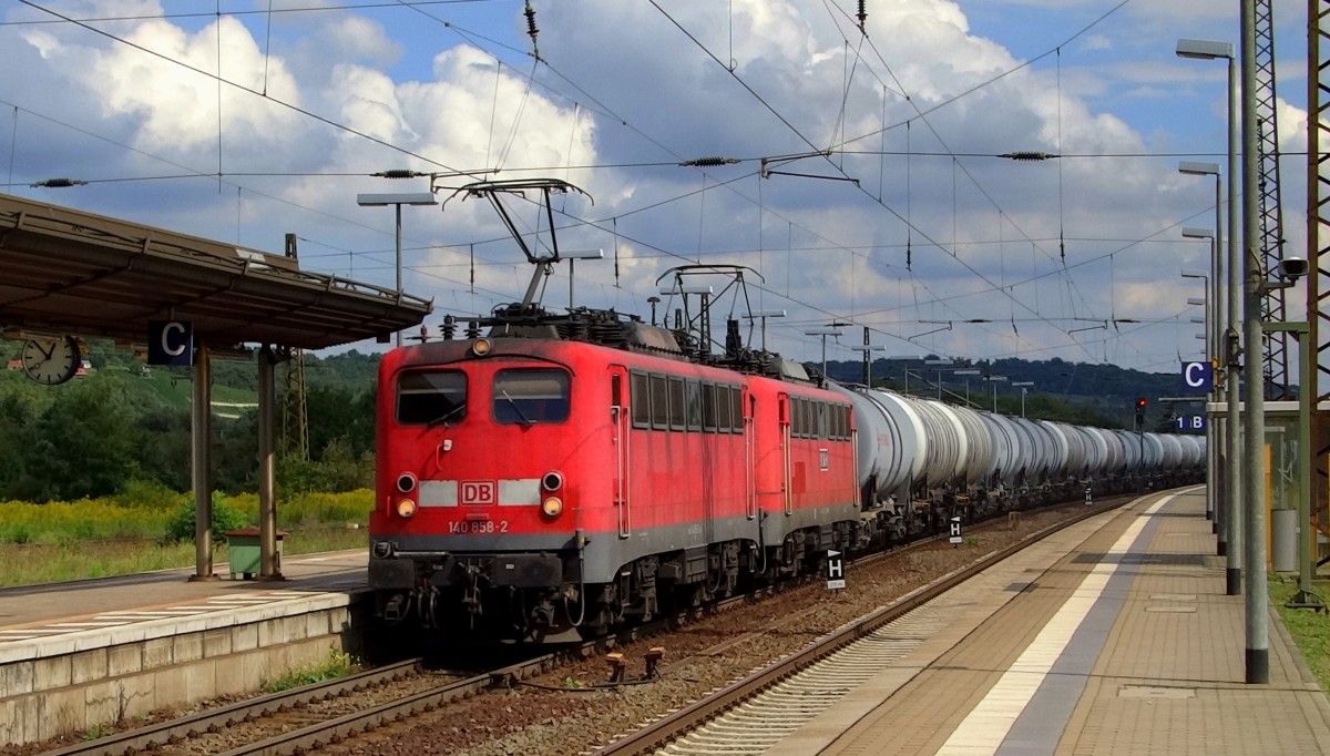Ein Güterzug mit einem 140-Doppel fährt durch Naumburg(Saale) Hbf durch.
Aufgenommen am 4.September 2015.
