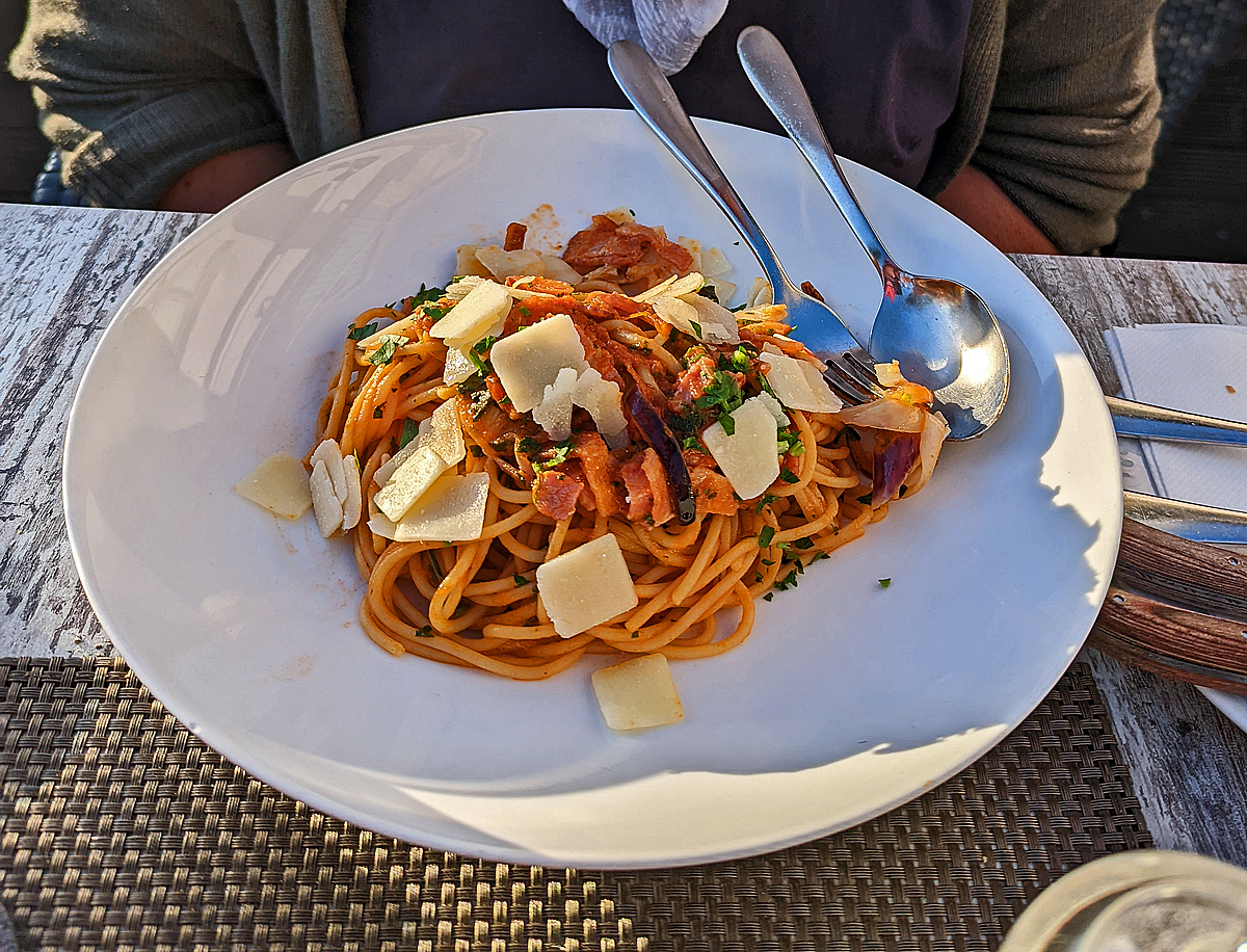 Ein Hauch von Sizilien an der Ostsee, hier am 15.05.2022 in Warnemünde.
SPAGHETTI  ALL ́ AMATRICINA
Spaghetti mit Speck, Zwiebeln, Petersilie in Tomatensauce und Grana-Padano-Hobel
Einfach ein Genuss.
