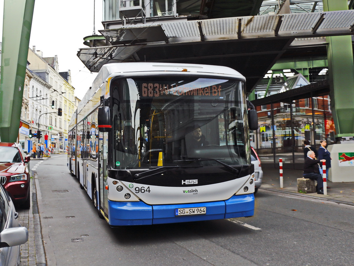 Ein HESS Vossloh Glieder O-Bus am 24. Oktober 2019 in Wuppertal.