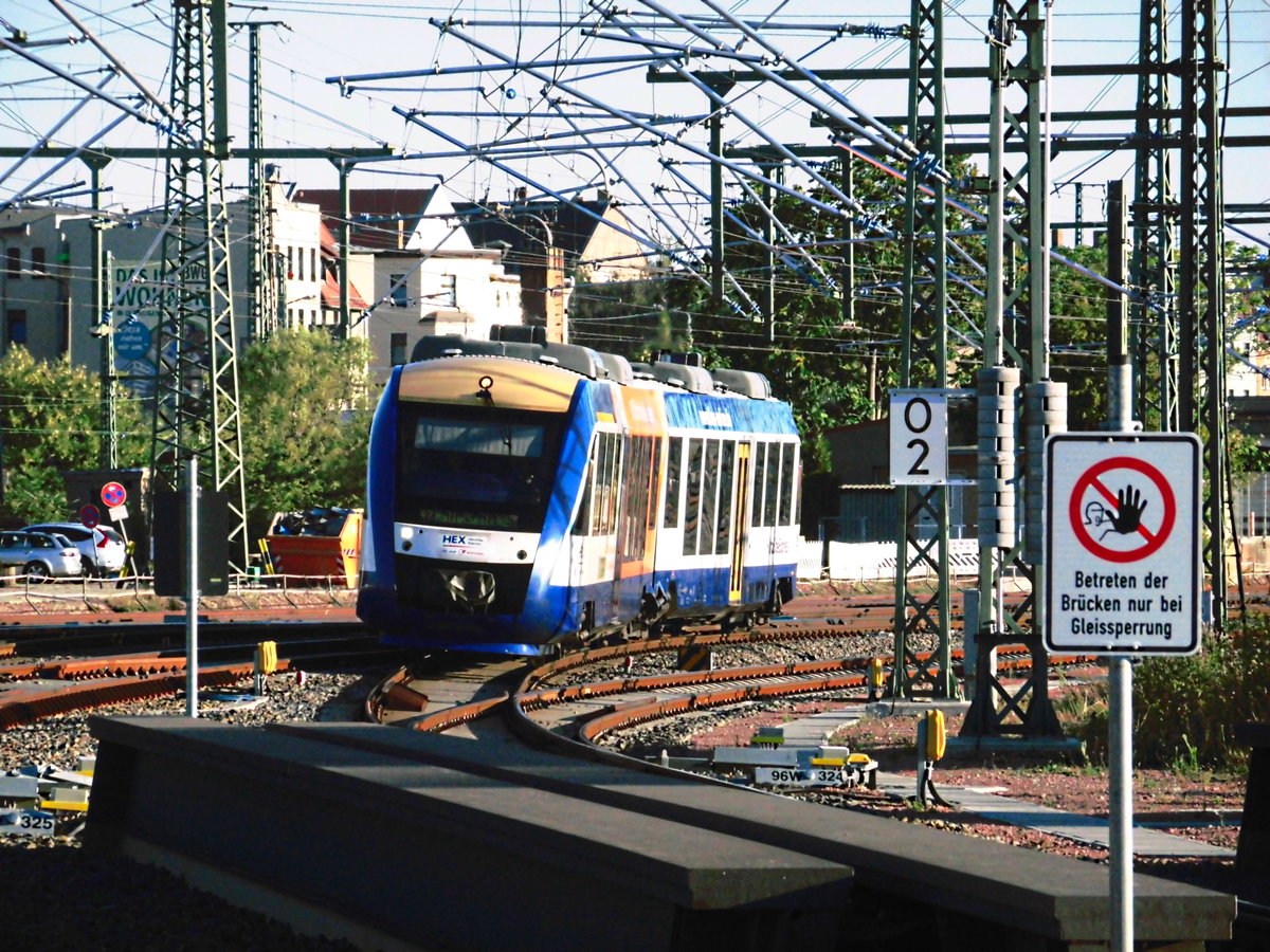 Ein HEX Triebwagen bei der einfahrt in den Bahnhof Halle/Saale Hbf am 26.7.18