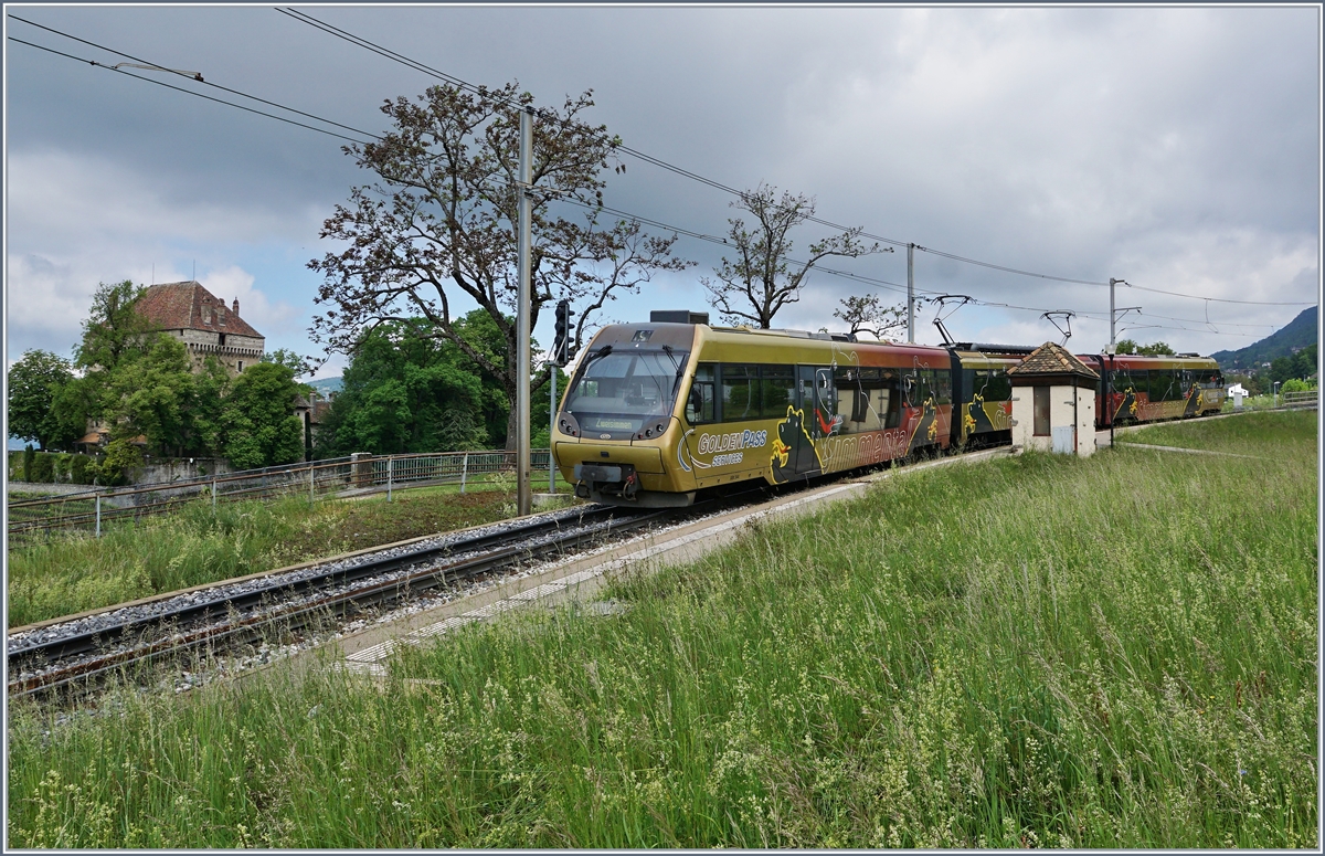 Ein hier eher selten zu sehender Lenkerpendel (Bt 244 - Be 4/4 5004 - ABt 344) auf der Fahrt nach Zweisimmen bei Châtelard VD. 

6. Mai 2020