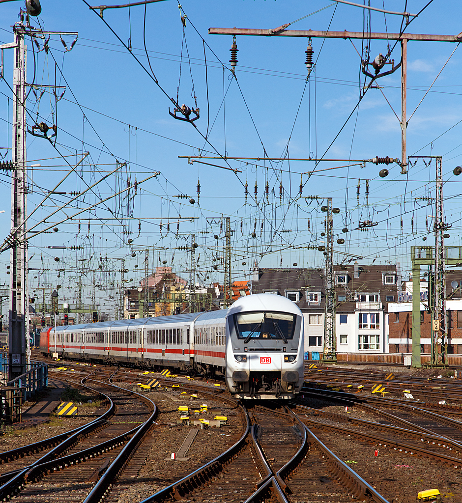 
Ein IC fährt am 08.03.2015 Steuerwagen voraus in den Hauptbahnhof Köln ein, geschoben wird er von der 101 039-6.