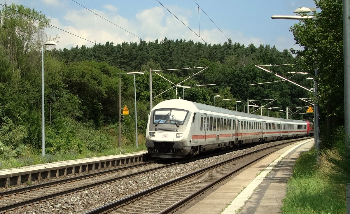 Ein IC Karlsruhe-M�nchen f�hrt durch M�hlstetten durch.
Aufgenommen im Juli 2016.