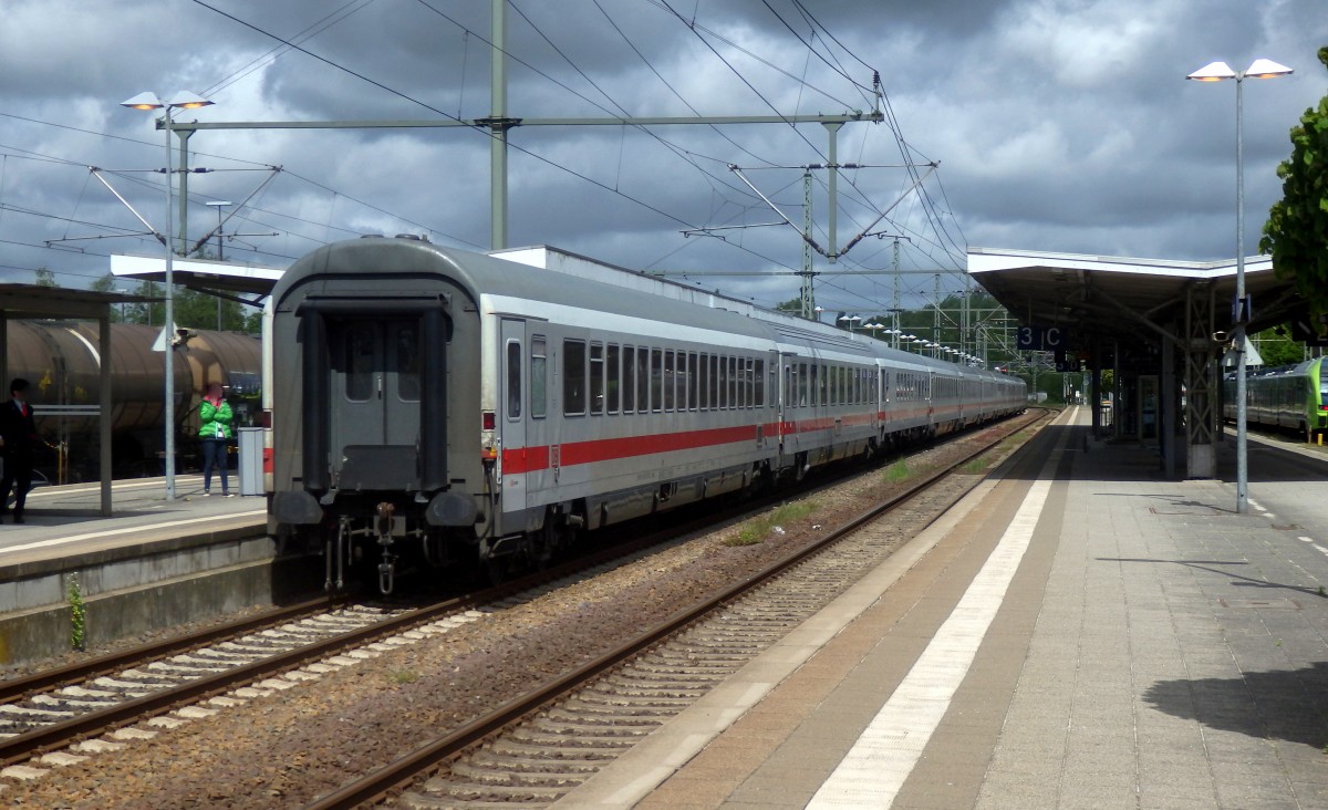 Ein IC nach Stuttgart Hbf wartet beim Lokwechsel in Itzehoe auf die Elektrolok der Baureihe 101.
Aufgenommen im Mai 2015.