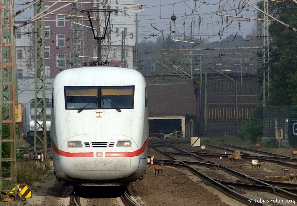 Ein ICE 1 nach München Hbf (über Frankfurt(Main), Stuttgart) bei der Einfahrt in Braunschweig Hbf.
Aufgenommen im September 2014.