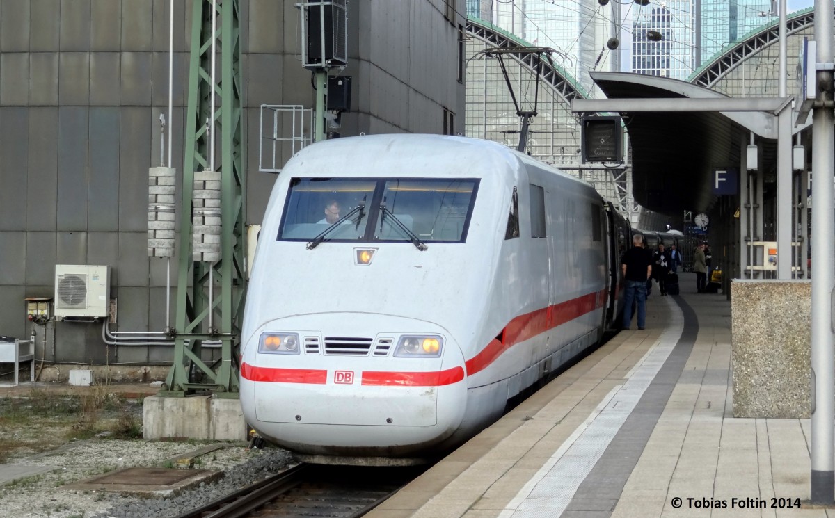 Ein ICE der 1.Generation wartet geduldig in Frankfurt(Main) Hbf aus die Weiterfahrt.
Aufgenommen im M�rz 2014.