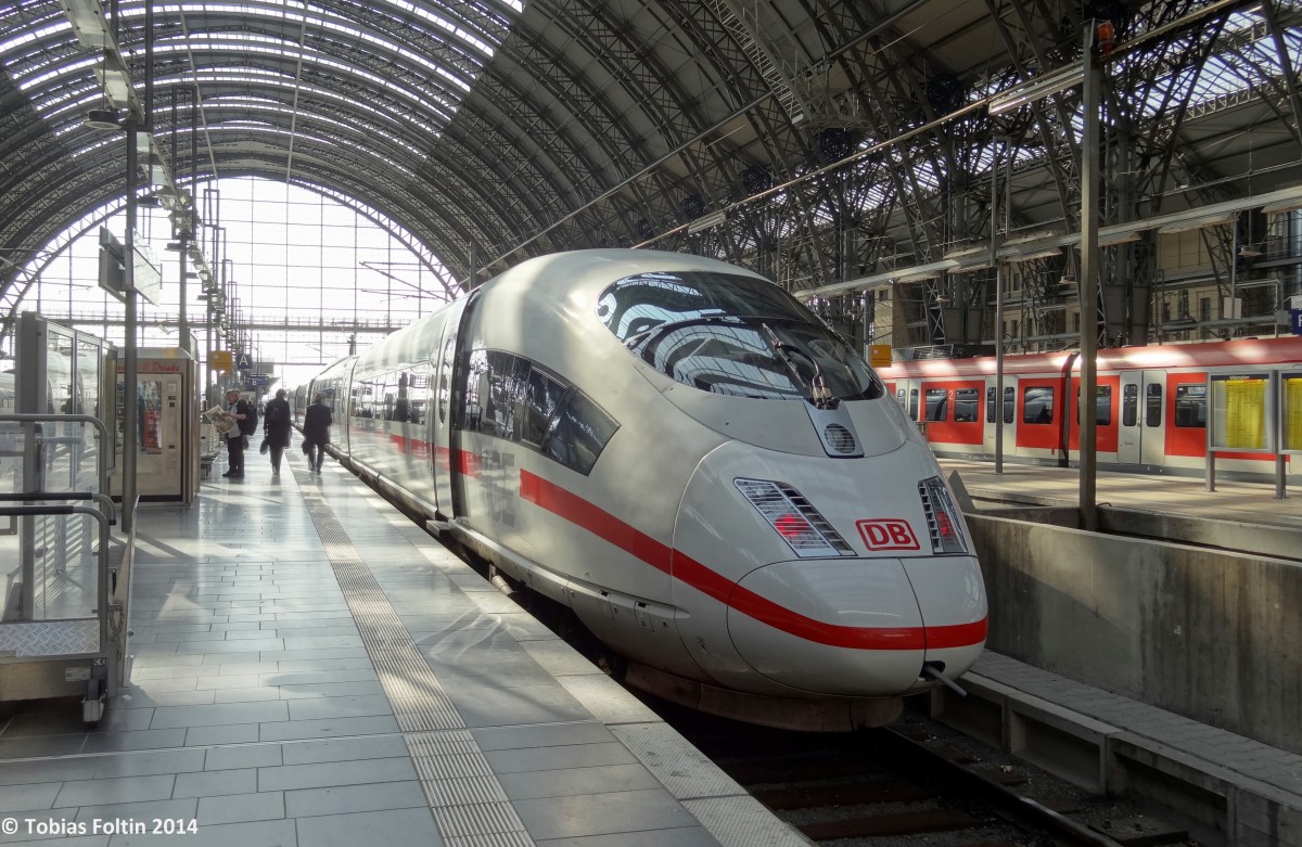 Ein ICE der 3.Generation legt einen Stop in Frankfurt(Main) Hbf ein.
Aufgenommen im M�rz 2014.