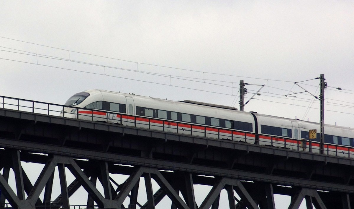 Ein ICE von Aarhus nach Berlin Hbf bei seiner �berfahrt �ber die Rendsburger Hochbr�cke.
Aufgenommen im Mai 2014.