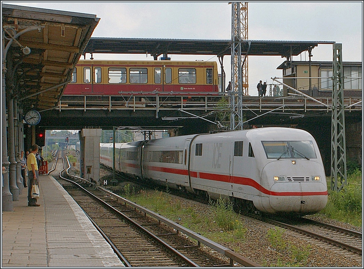 Ein ICE und eine Berliner S-Bahn Bahnhof Berlin Ostbahnhof. 

15. Juni 2009