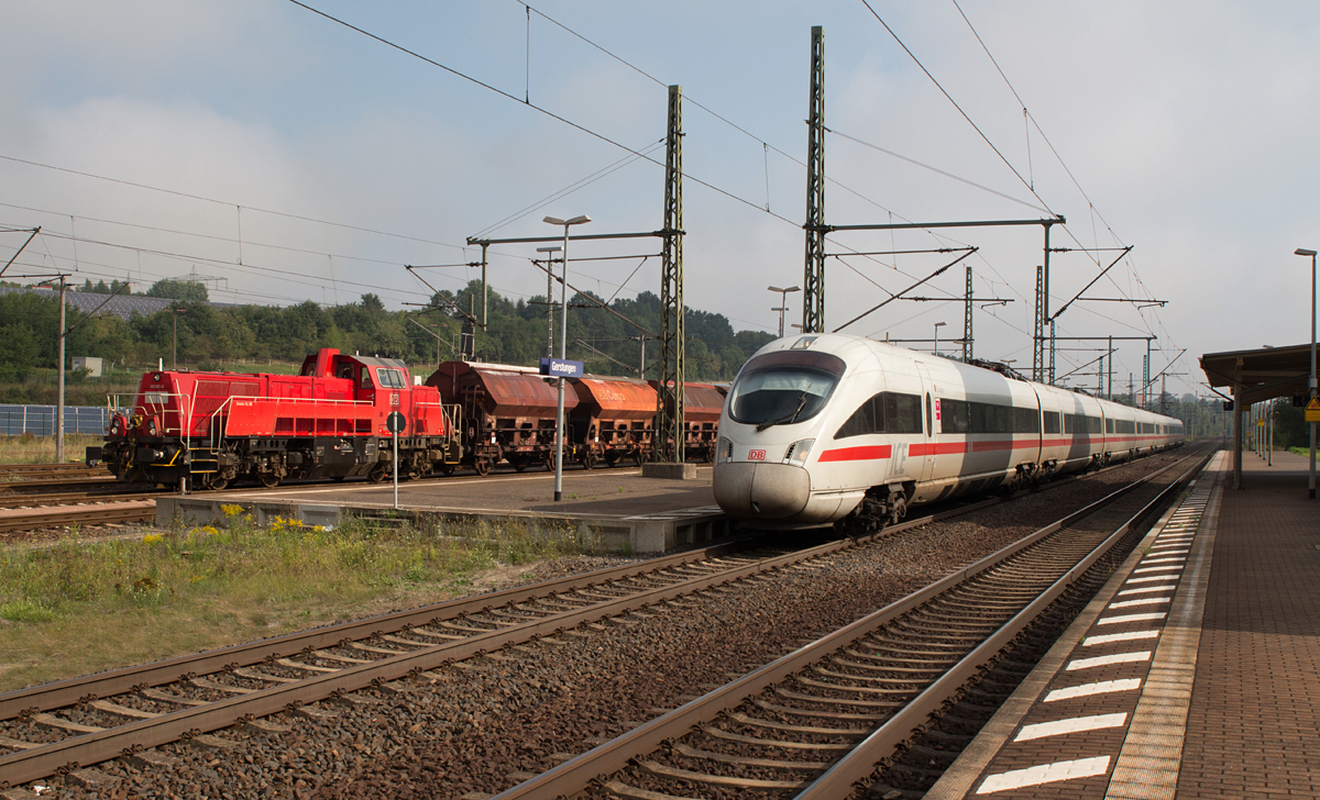 Ein ICE der BR 411 durchfährt den Bahnhof Gerstungen am 21.08.15 in Richtung Frankfurt (Main). Neben ihm steht 265 001-8 mit einem beladenen Kalizug.