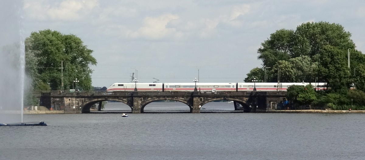 Ein ICE der ersten Generation �berquert die Lombardsbr�cke in Hamburg, die Binnen- und Au�enalster trennt, im August 2013.  
