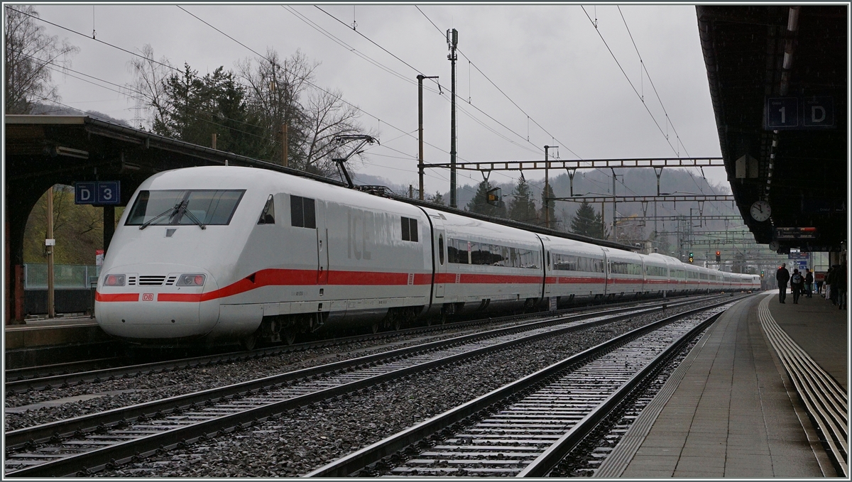 Ein ICE nach Deutschland beim Halt in Liestal. 
5. März 2016