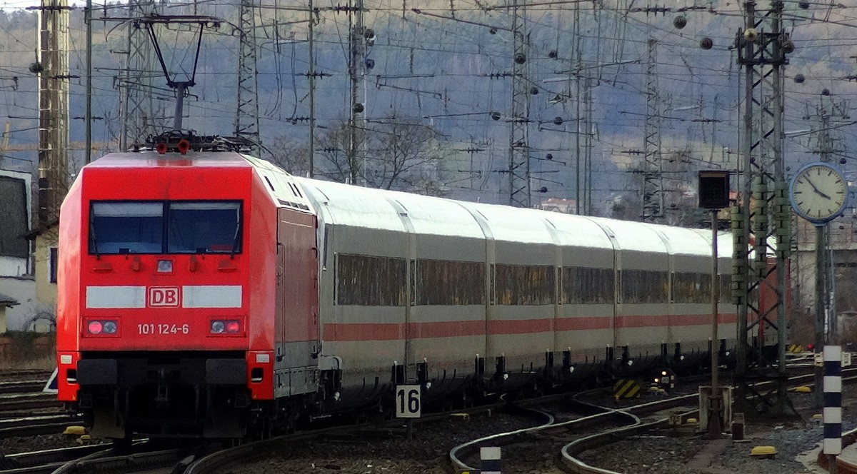 Ein ICE nach Warnemünde über Berlin im Form eines 101er-Sandwich mit 7 ex-Metropolitan Wagen verlässt Bamberg.
Aufgenommen im Februar 2014.
