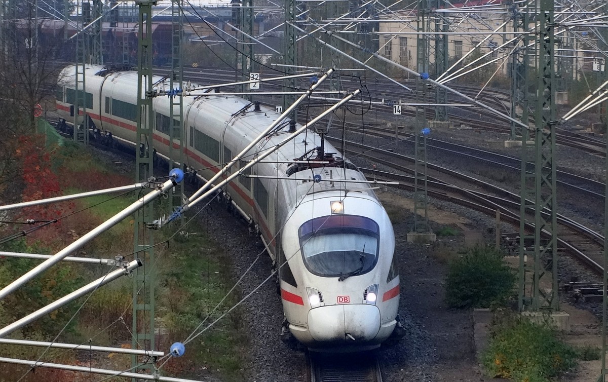 Ein ICE-T kurz nach dem Verlassen des Bahnhof Lichtenfels. Sein Ziel lautet Berlin.
Aufgenommen im November 2015.