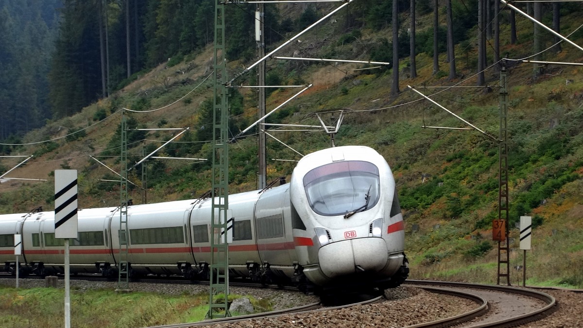 Ein ICE-T nach Berlin befährt die Frankenwaldbahn.
Aufgenommen bei Förtschendorf im Oktober 2015.