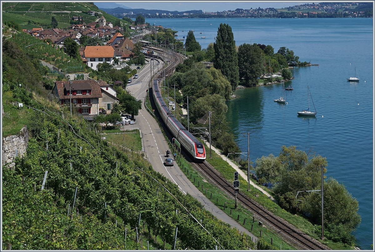 Ein ICEN auf der Fahrt Richtung Biel/Bienne erreicht den Bahnhof von Twann. Diese letzte Doppelspurlücke soll nun in den nächsten Jahren durch einen Neubautunnel beseitigt werden. wobei damit die Strecke sicher viel an Charme verliert.

14. Aug. 2019