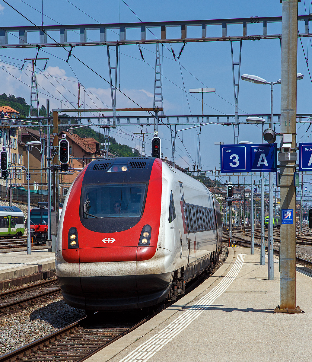 Ein ICN 500 bzw. RABDe 500 erreicht am 18.05.2018 den Bahnhof Neuchâtel (Neuenburg). ICN steht für InterCity-Neigezug, ein elektrischer Triebzug mit aktiver gleisbogengesteuerter Neigetechnik der Schweizerischen Bundesbahnen (SBB). Seine Typenbezeichnung (RABDe) verweist darauf, dass er Abteile der ersten und zweiten Wagenklasse sowie ein Gepäckabteil aufweist. 