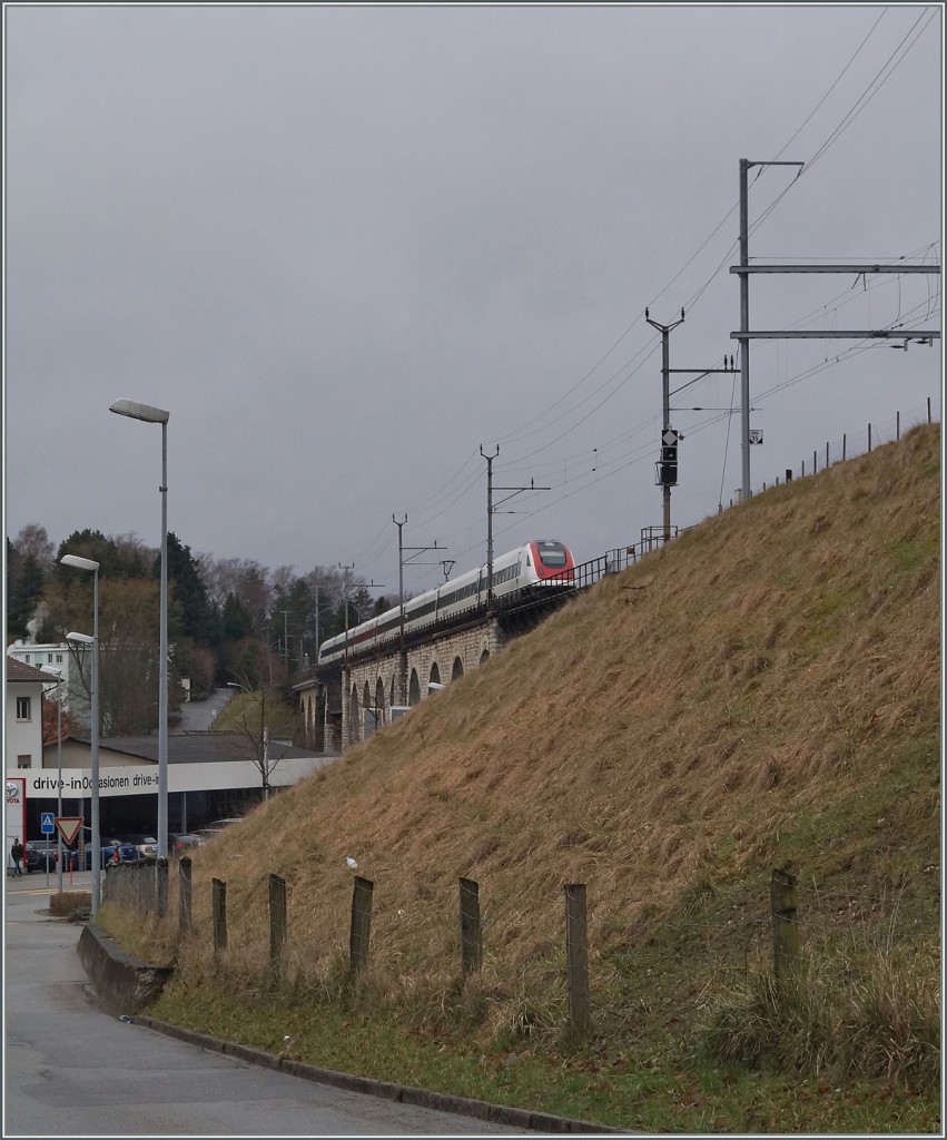 Ein ICN auf dem längsten BLS Viadukt in Grenchen.
