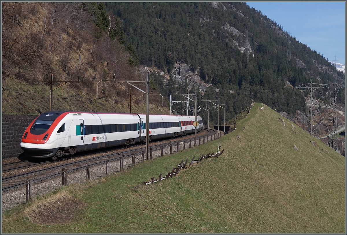 Ein ICN auf der Fahrt Richtung Süden kurz vor dem Ob. Entschigtal Galerie bei Km 66. 
auf der Gotthard Nord Rampe. 
21. März 2014