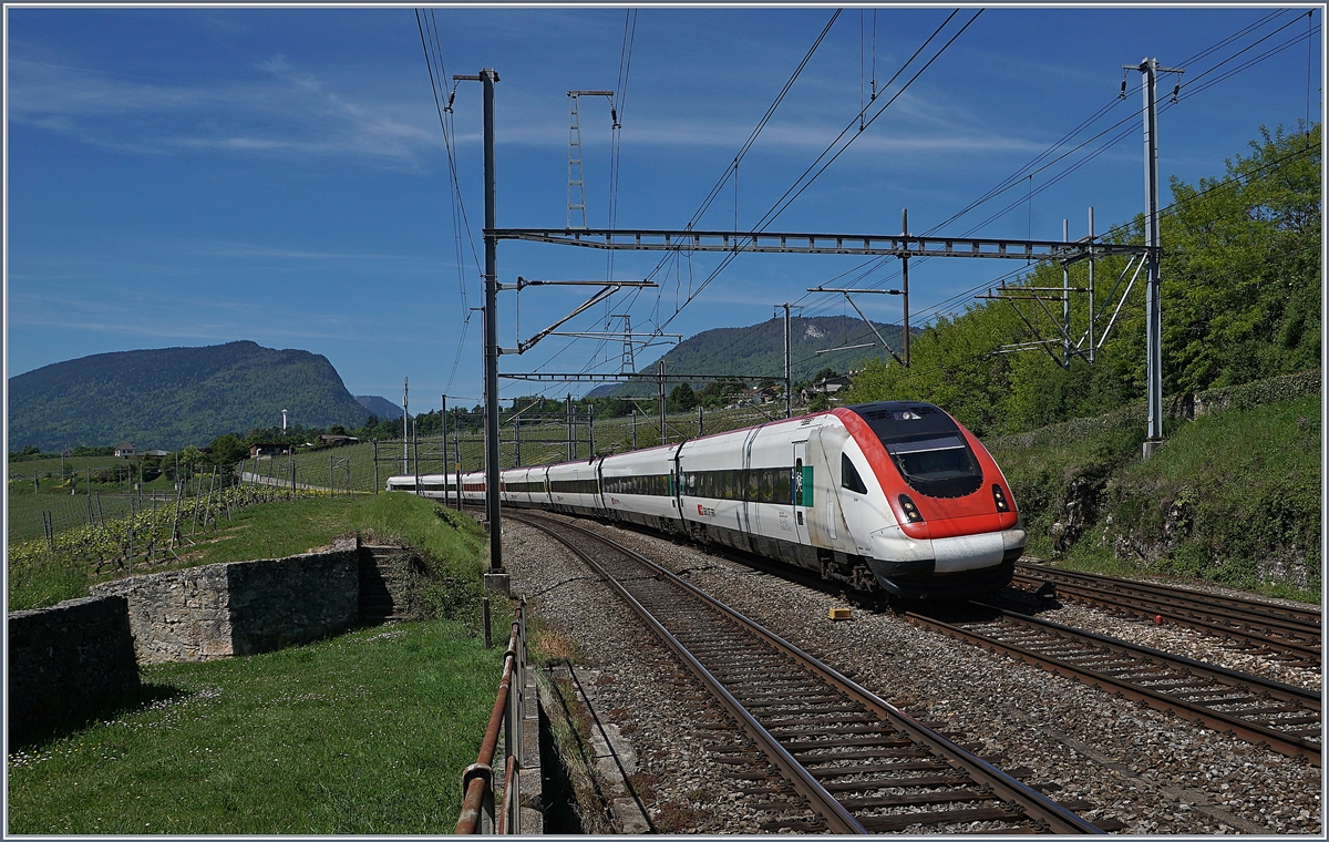 Ein ICN auf der Fahrt Richtung Biel/Bienne erreicht den Bahnhof Auvernier.
16. Mai 2017