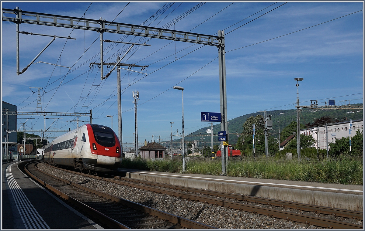 Ein ICN auf der Fahrt Richtung Zürich neigt sich bei seiner raschen Durchfahrt in Biel Mett kräftig in die Kurve.
16. Mai 2017