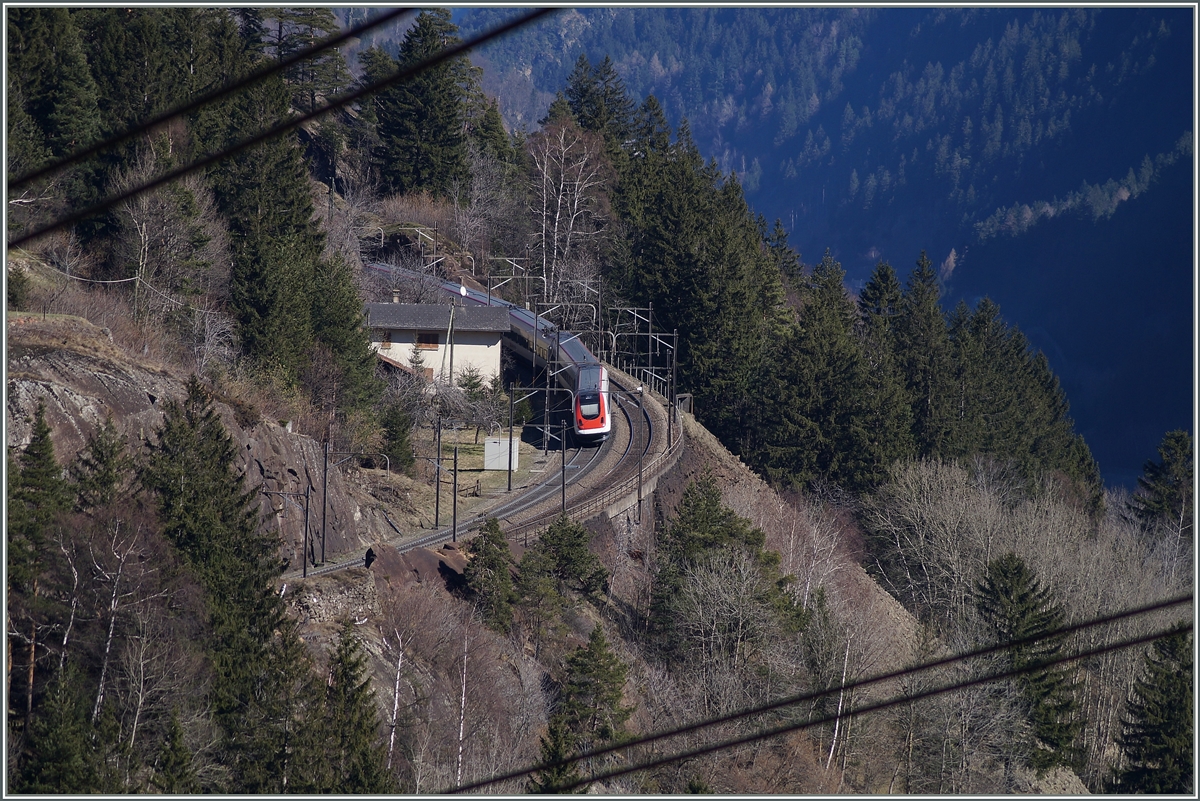 Ein ICN auf der Gotthard-Nordrampe - doch die Fotostelle war nicht ganz ideal, entweder behindern Kabel die Sicht oder ...
(14.3.2014)