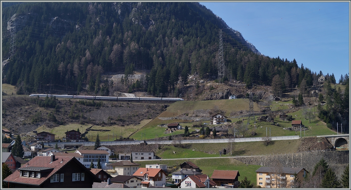 Ein ICN auf der obersten Ebene bei der Ob. Entschigtal Galerie bei Km 66 auf der Gotthard Nord Rampe.
21. März 2014. 