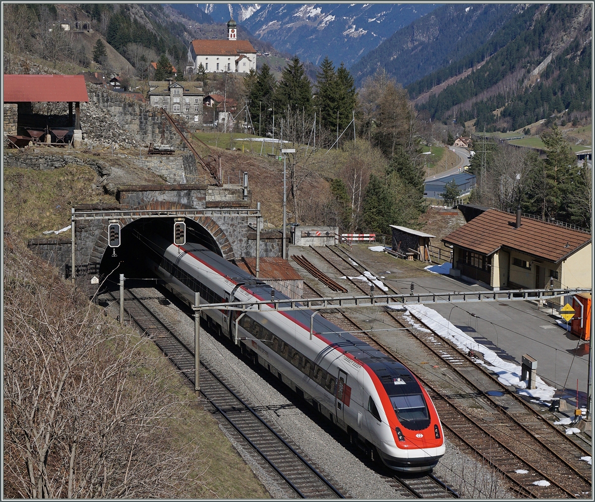 Ein ICN auf seiner Fahrt Richtung Norden erreicht den Bahnhof Wassen.
17. März 2016