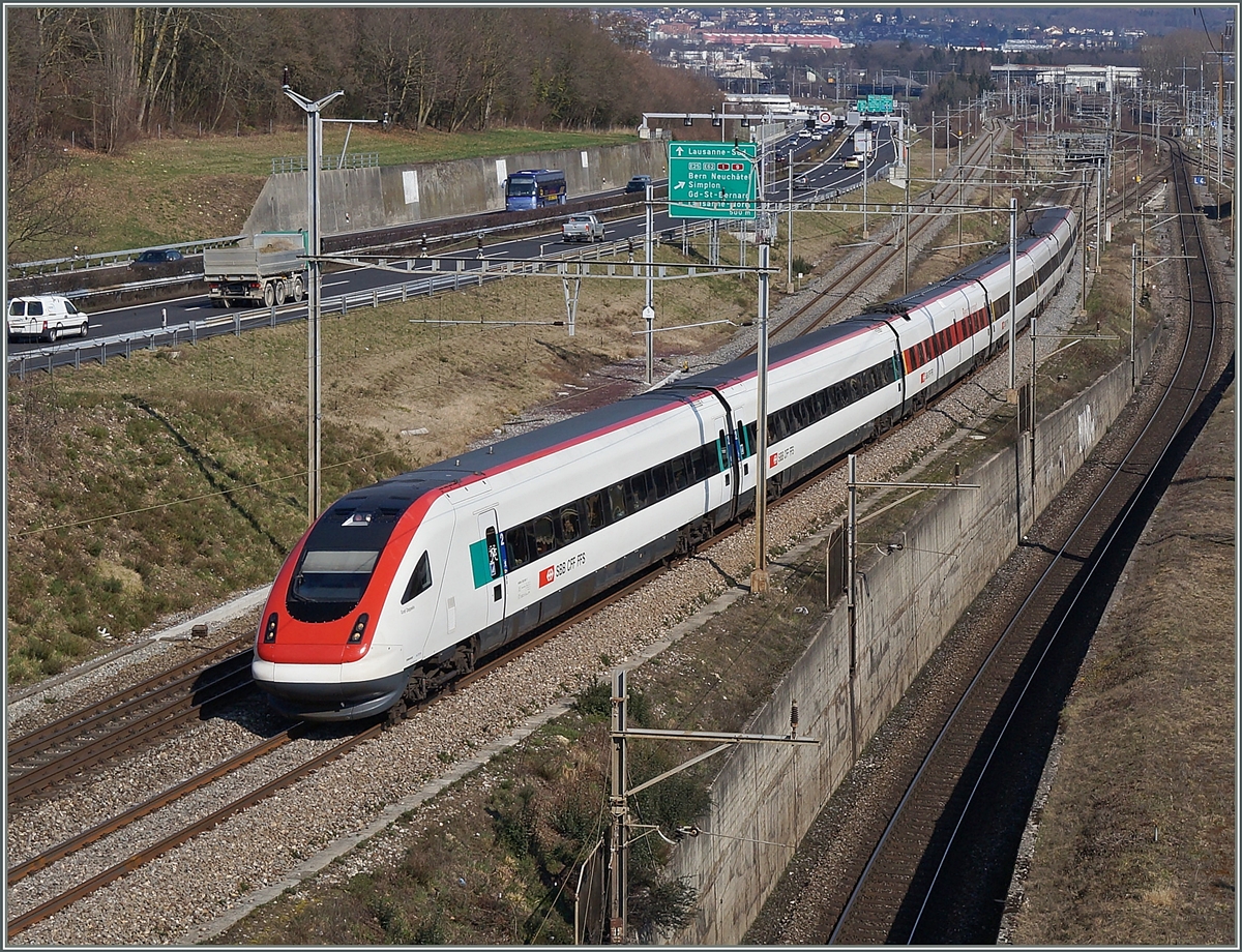 Ein ICN, aus Richtung Biel/Bienne unterwegs nach Genève, fädelt sich von der Verbindungsbahn von Bussigny kommend bei Lonay in Strecke Lausanne Genève ein.
3. Mai 2016