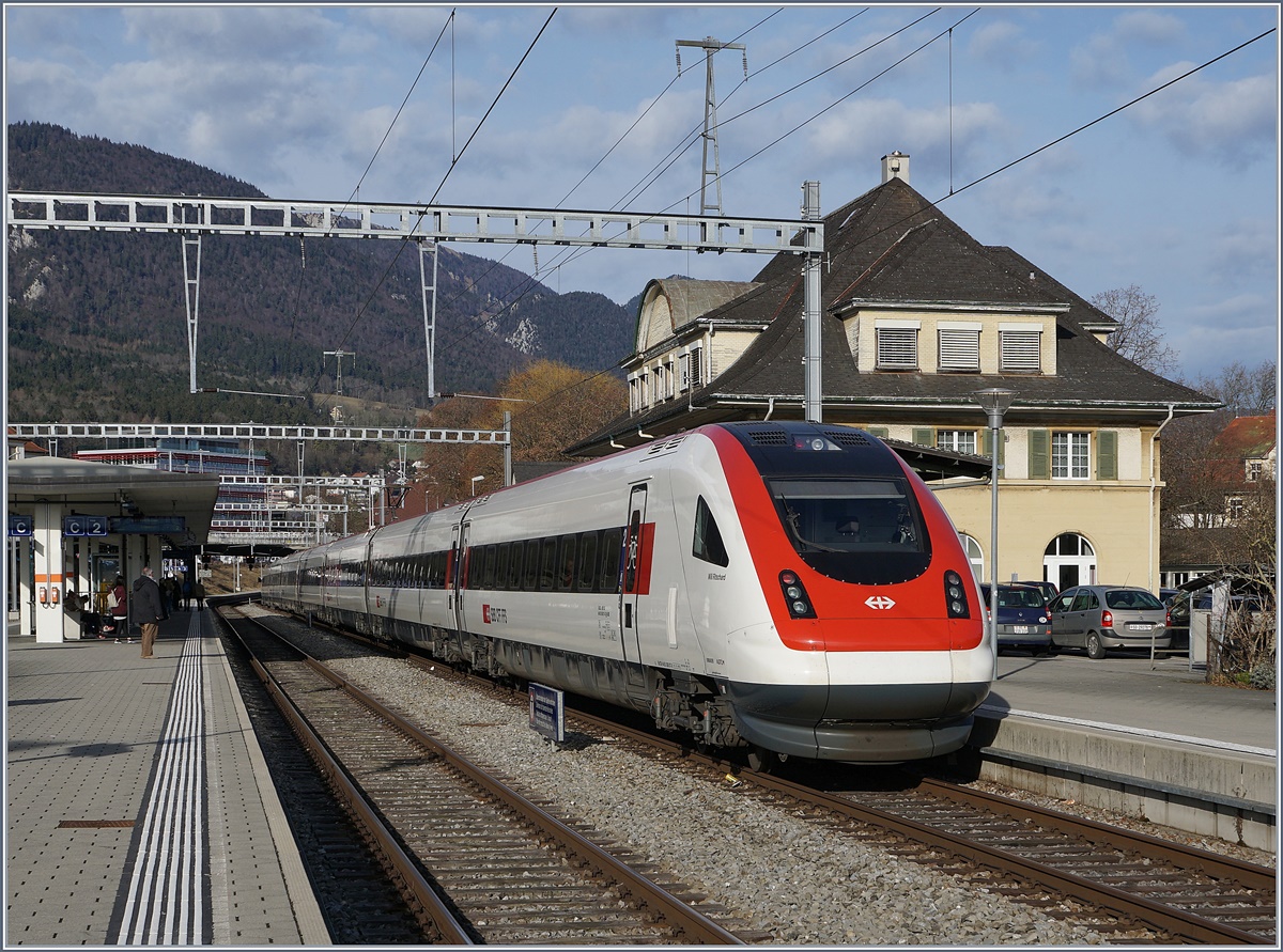 Ein ICN beim Halt in Basel beim Halt in Grenchen Nord; das Bahnhofsgebaäude zeigt sich im typischen BLS Still, gehört doch die Strecke Lengnau - Moutier (MLB) zur BLS.
22. Feb 2017