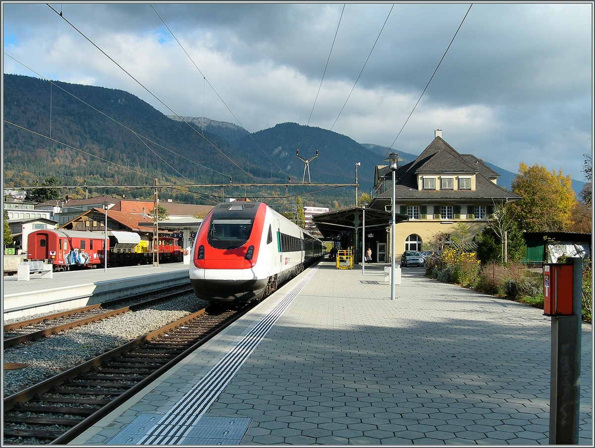 Ein ICN nach Basel verlässt den BLS (MLB) Bahnhof Grenchen Nord.
20. Okt. 2007 