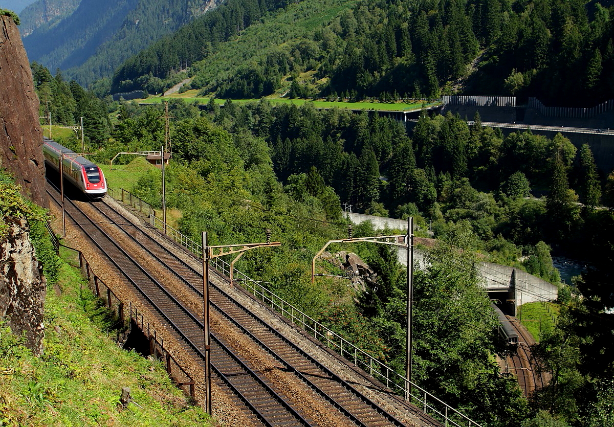 Ein ICN Richtung Süden und ein IR nach Norden sind sich am 14.09.2016 soeben im Pfaffensprungtunnel auf der Gotthard-Nordrampe begegnet. Nach Verlassen setzt der ICN seine Bergfahrt fort, eine Ebene tiefer ist der Schlusswagen des IR noch gerade zu erkennen.