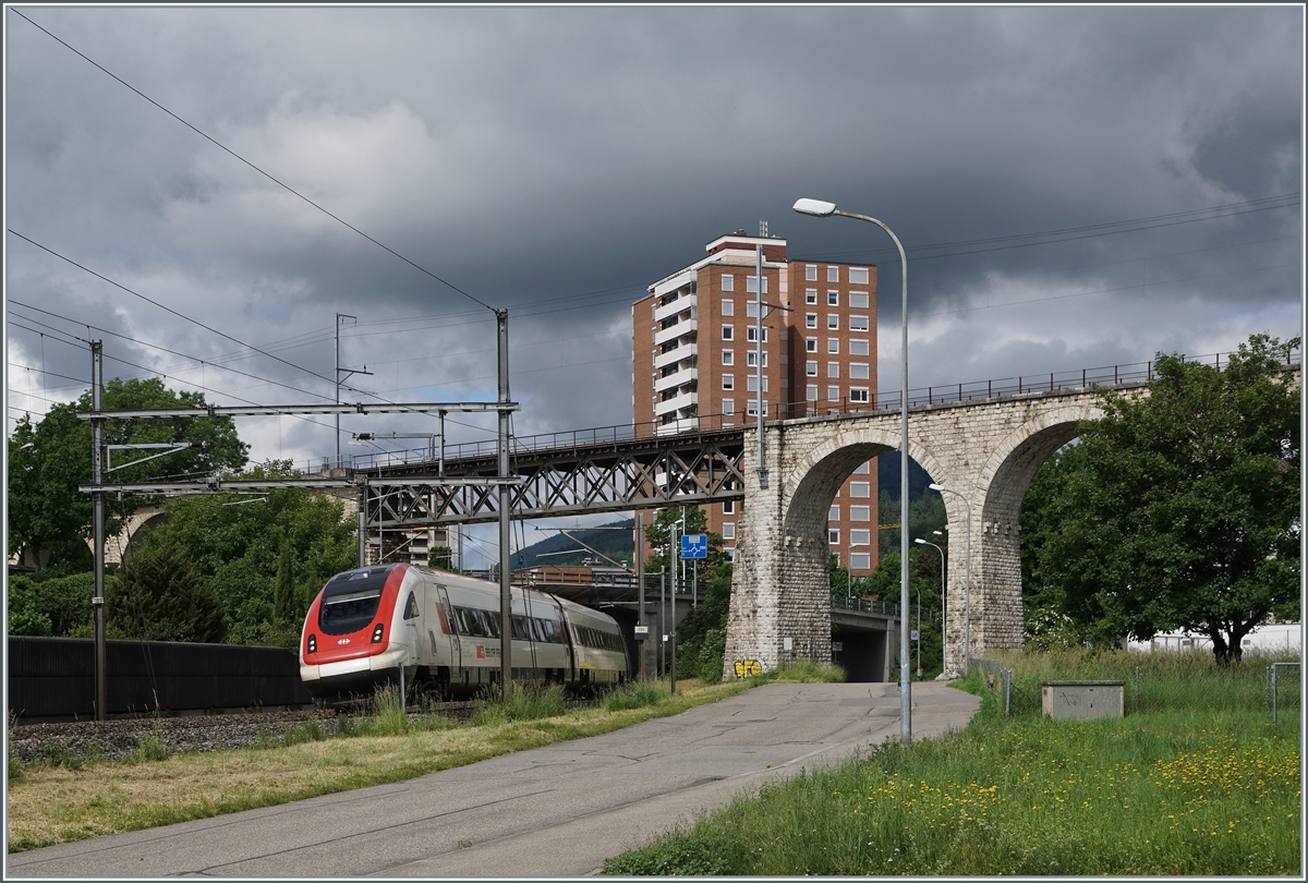 Ein ICN in Richtung Zürich auf der Strecke Biel - Olten unterquert kurz vor der Ankunft in Grenchen Süd den 285 Meter langen BLS MLB Mösli Viadukt. 

6. Juni 2021