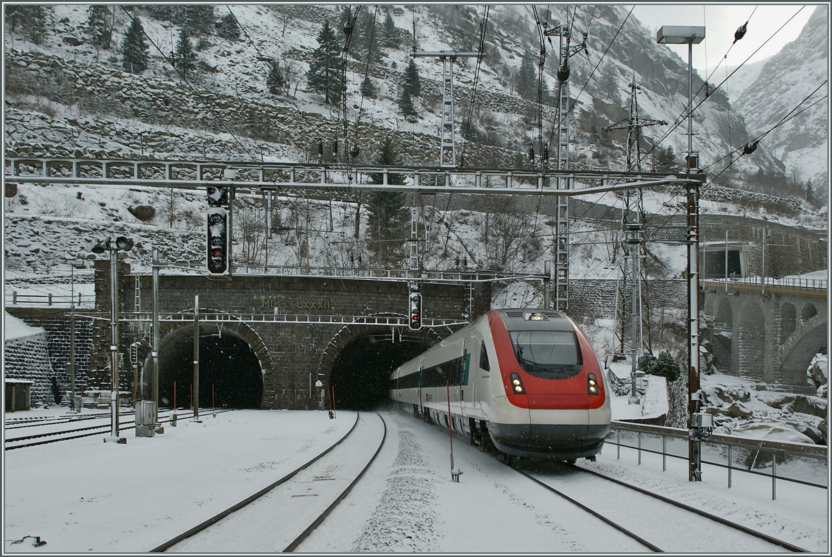 Ein ICN verlässt den 15003m langen Gotthard-Tunnel in Göschenen.
24. Jan. 2014