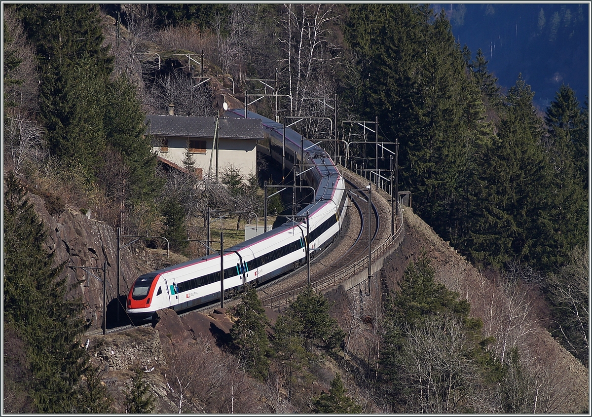 Ein ICN zwischen der Mittleren Meienreussbrücke und dem Strahllochtunnel auf der Gotthard Nordrape bei Wassen.
14. März 2014