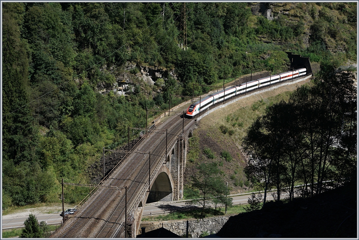 Ein IN hat die Station Faido hinter sich gelassen und erreicht nun die Polmengobrücke.
6. Sept. 2016