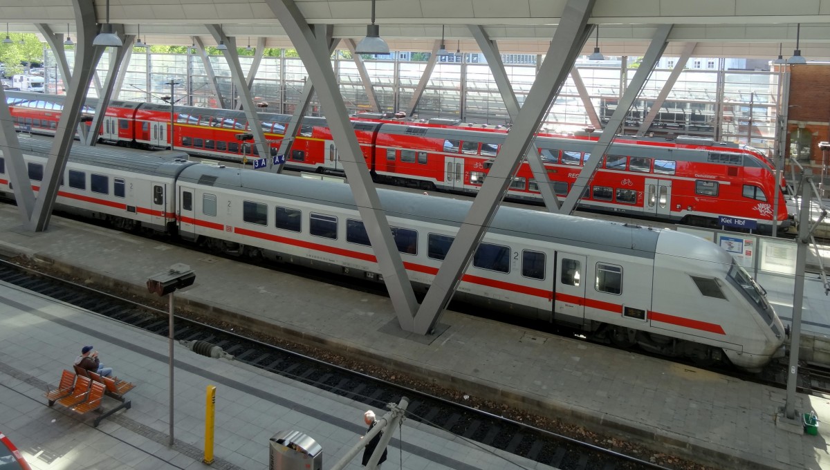 Ein InterCity nach K�ln Hbf und ein RegionalExpress nach Hamburg Hbf pausieren in Kiel Hbf noch ein bisschen.
Aufgenommen im Mai 2014.