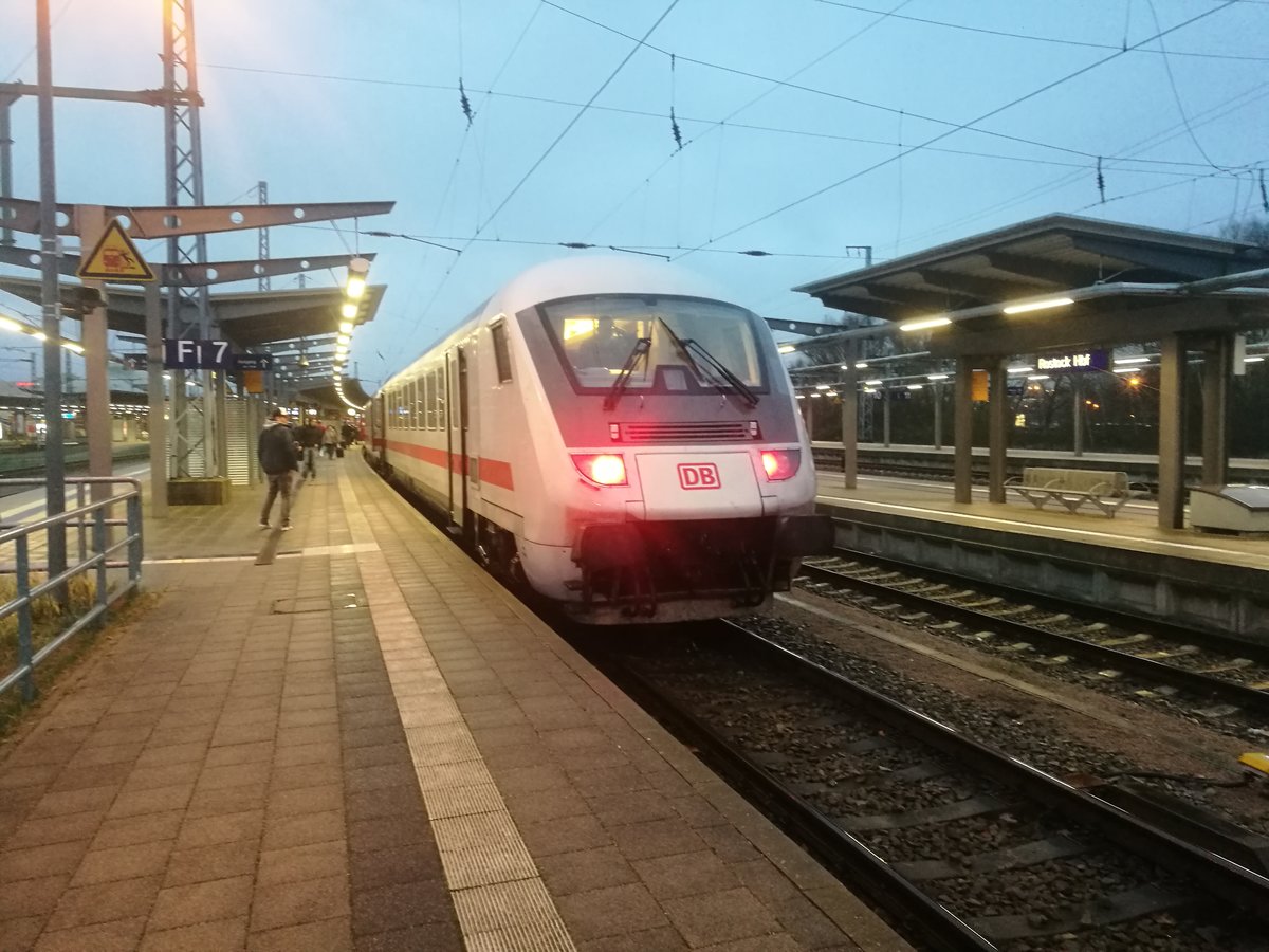 Ein InterCity Steuerwagen im Bahnhof Stralsund Hbf am 4.1.19