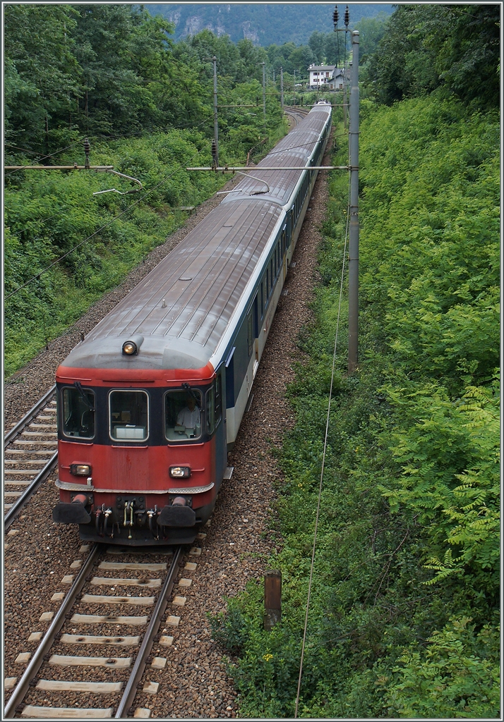 Ein IR von Brig nach Domodossola mit einem EWI/II-Steuerwagen an der Spitze bei Varzo 2. Juli 2014