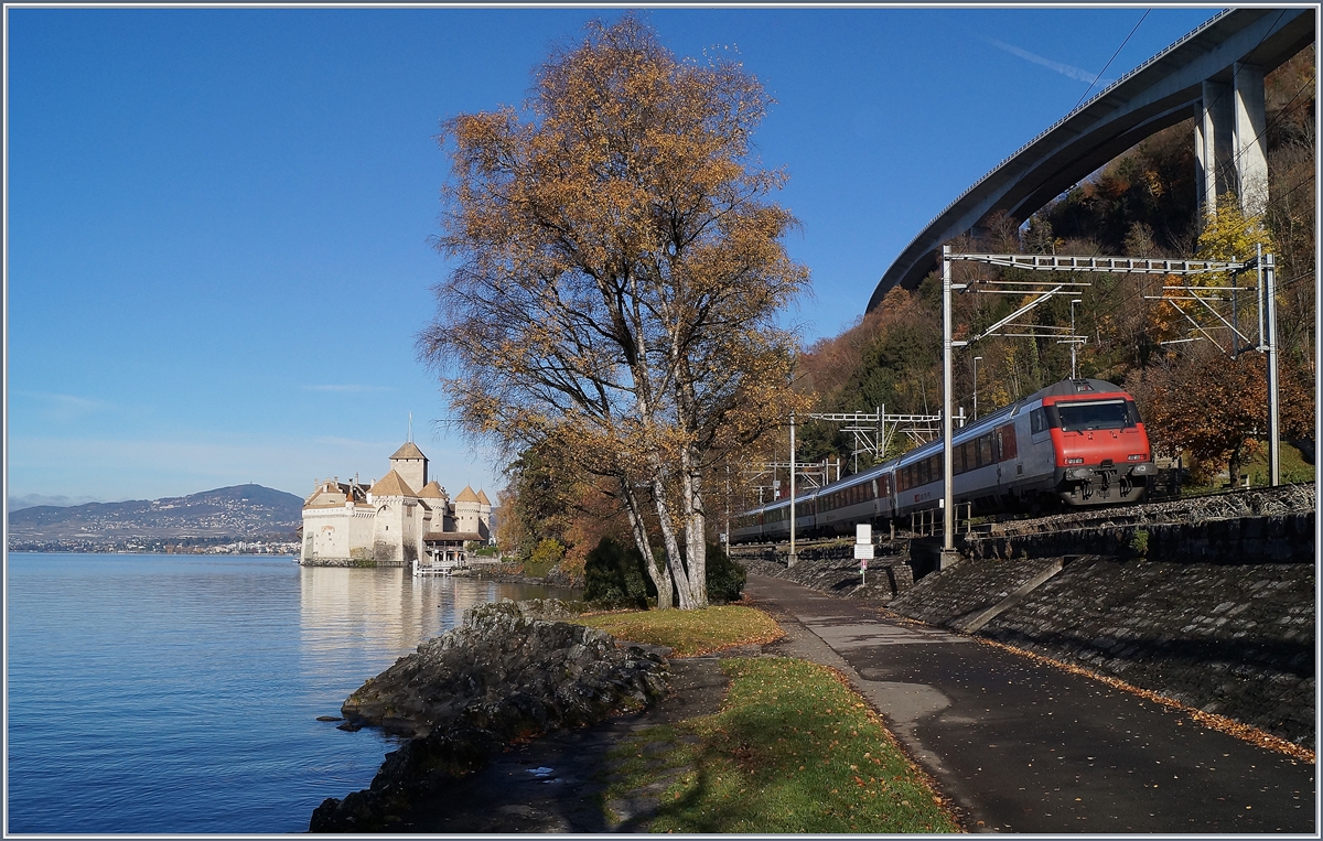 Ein IR Richtung Brig vor dem Hintergrund des Château de Chillon.
20. Nov. 2017