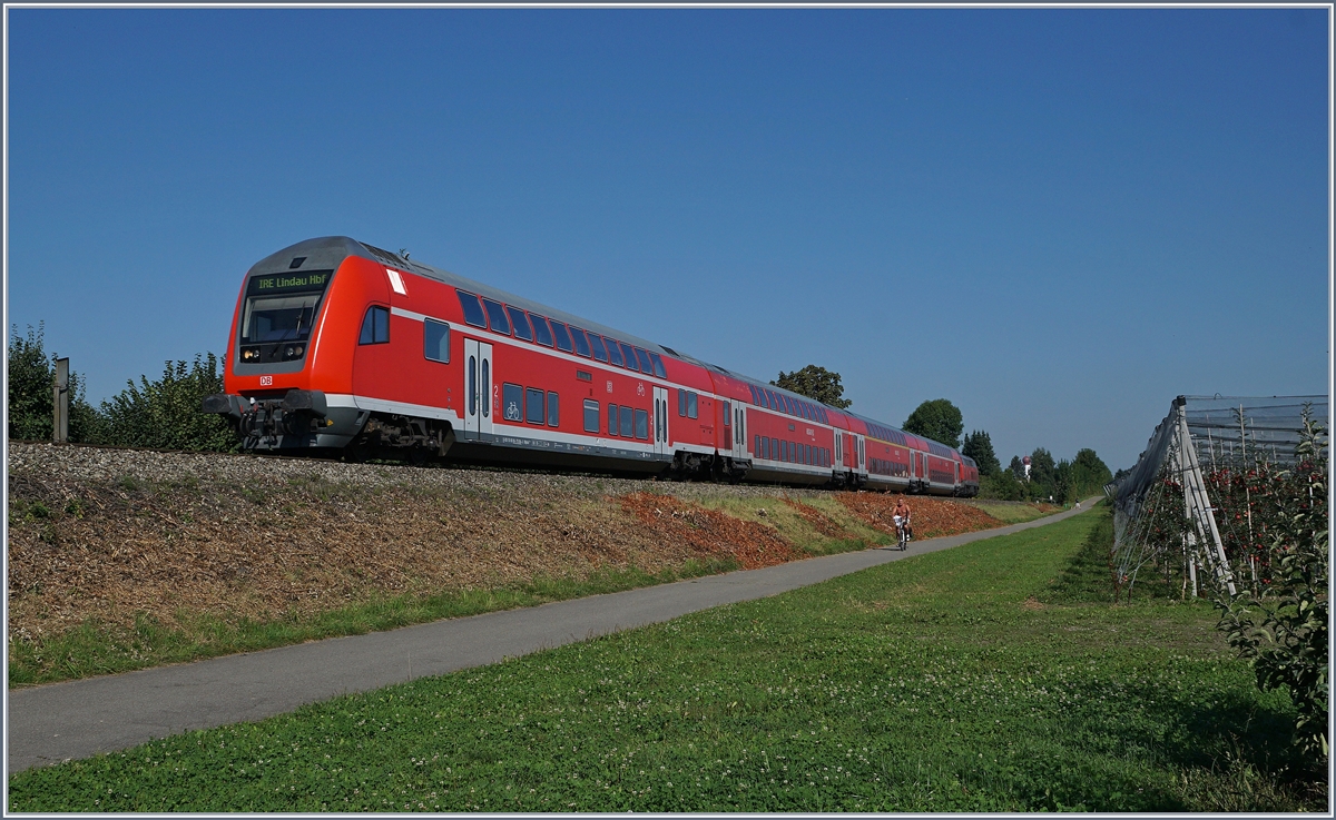 Ein IRE von Stuttgart nach Lindau bei Kressbronn. Zur Zeit ist die Strecke Friedrichshafen - Lindau umbaubedingt gesperrt und wird danach elektrifiziert und mit zeigemässen Sicherungstechnik ausgerüstet wohl kaum wieder zu erkennen sein. 

9. Sept 2016