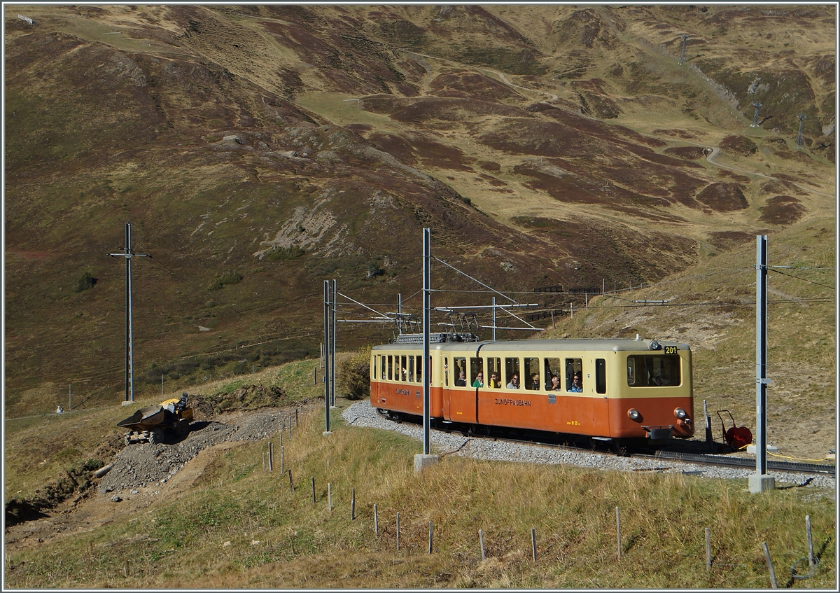 Ein JB (Junfraubahn) Pendel Zug BDeh 2/4 mit Bt in der Ursprungslackierung  zwischen der Kleinen Scheidegg und Eigergletscher.
9. Okt. 2014