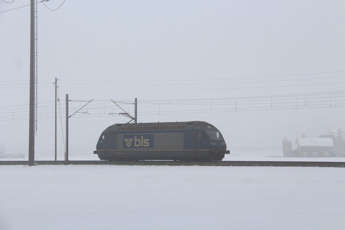 Ein kalter Tag an der Bahnlinie Bern-Thun: Die elegante BLS Re 465 009. 