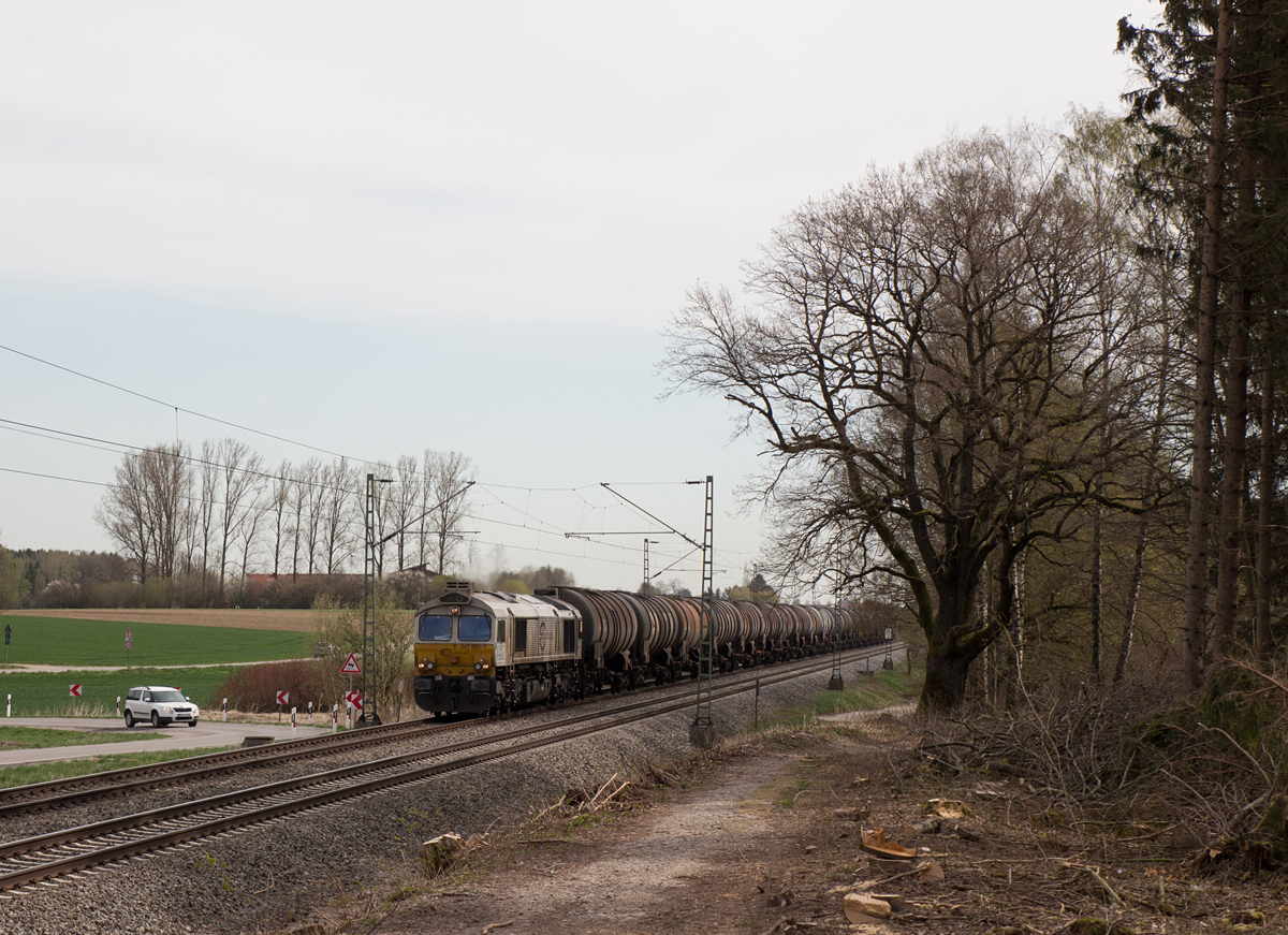 Ein klassischer Kesselzug mit 247 060-7 aus Burghausen nach München Nord war am Vormittag des 16.04.15 in Poing unterwegs.