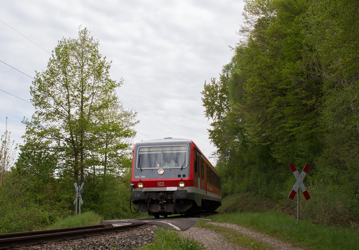 Ein kleiner Bü am Waldesrand wurde am Morgen des 13. Mai 2017 von 628 596-9 passiert. In Kürze erreicht er Ebersberg in Oberbayern.