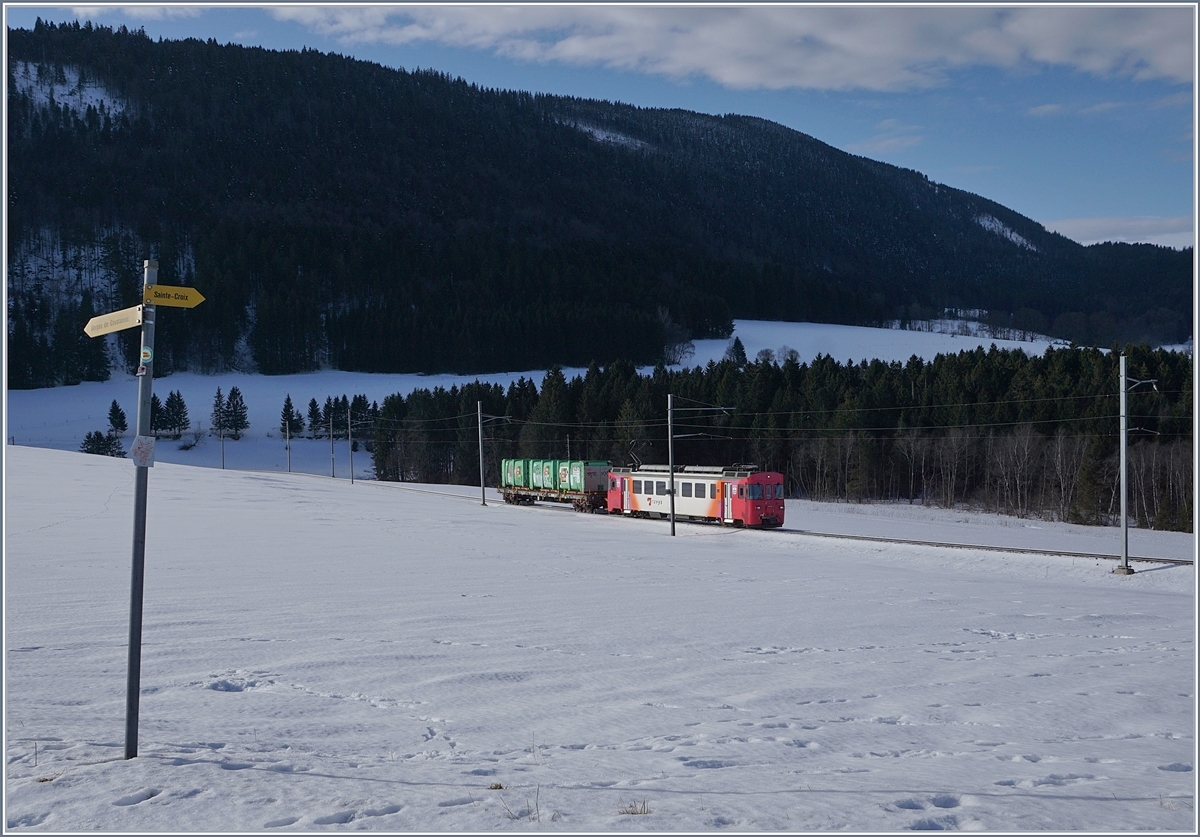 Ein kleiner (Güter)Zug in der weiten Landschaft des Juras bei Ste-Croix.
Ein Bild, das aller Schönheit zum Trotz auch zeigt, dass so der Güterverkehr nicht rentabel sein kann.
14. Feb. 2017