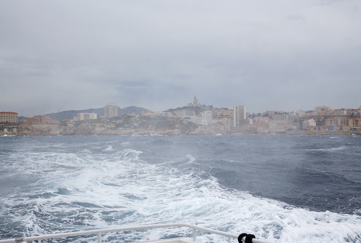 Ein kleiner Hauch Marseille und ein großer Hauch Mittelmeer in Form der Gicht....
Mit der Henri-Jacques Espérandieu eine der Touristen-Fähren geht es am 25.03.2015 vom alten Hafen Marseille (le Vieux-Port de Marseille)   zu den Frioul Inseln (u.a. zur Île d’If mit dem Chateau d' If). Hier hatte ich vom Heck des Schiffes (Achterdeck) den Blick auf Marien-Wallfahrtskirche Notre-Dame de la Garde.

Das offene Achterdeck hatte ich für mich alleine, denn mach dem wir Alten Hafen (le Vieux-Port) verlassen hatten und auf der offener See waren, herrschte starker Seegang und es wurde sehr unruhig. Fast alle Passagiere hatten alle Gesichtsfarben verloren nur Armin strahlte übers ganze Gesicht......
