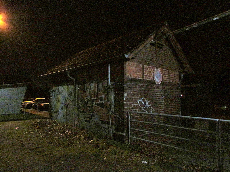 Ein kleines Lagerh�uschen am Abend des 31.Dez.2013 im Bahnhof Weiterstadt