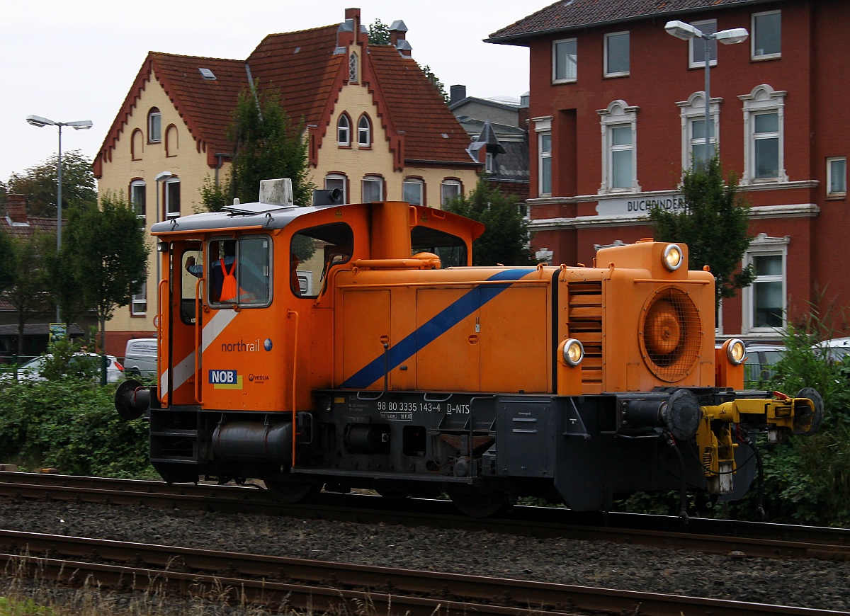 Ein kleines Schmankerl am Sonntagmittag war das auftauchen der northrail/NOB Köf 335 143-4(Unt/D-KIEL/18.11.09)die hier am Stellwerk vorbei Richtung Abstellbereich dieselt. Husum-Nord 08.09.2013