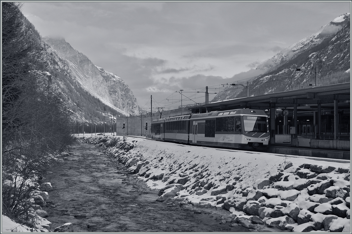 Ein Komet nach Zermatt beim Halt in Täsch. 
28. Jan 2015